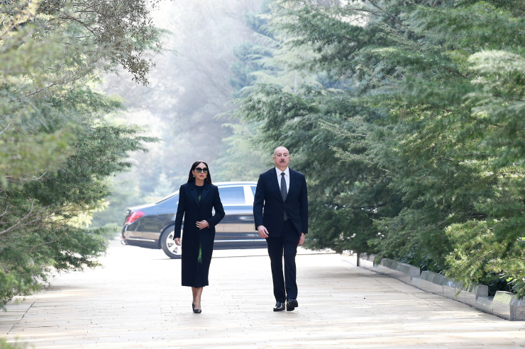 Prezident və birinci xanım Heydər Əliyevin məzarını və Şəhidlər xiyabanını ziyarət etdi