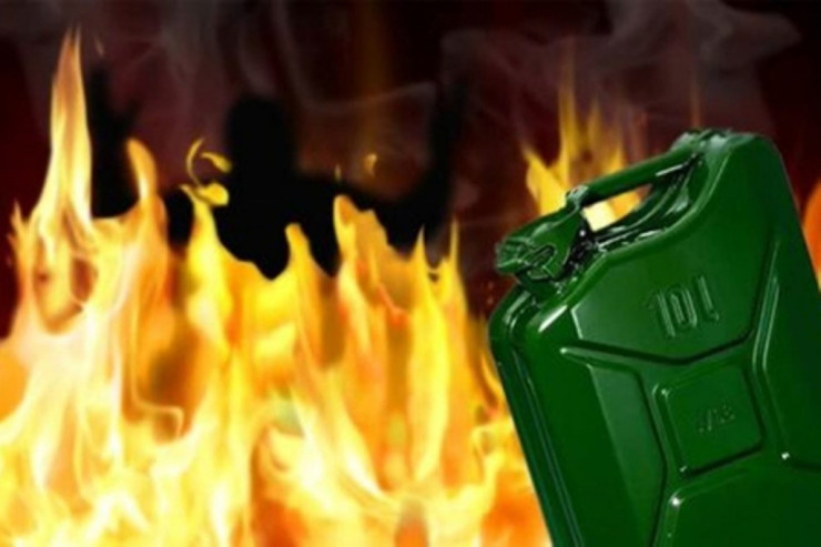 Bacısını benzin töküb yandırdı