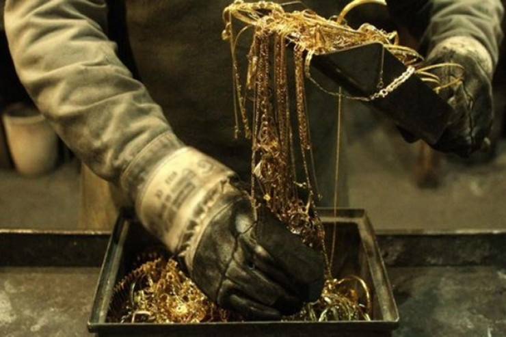 Evdən 3 min manatlıq  QIZIL OĞURLANDI 