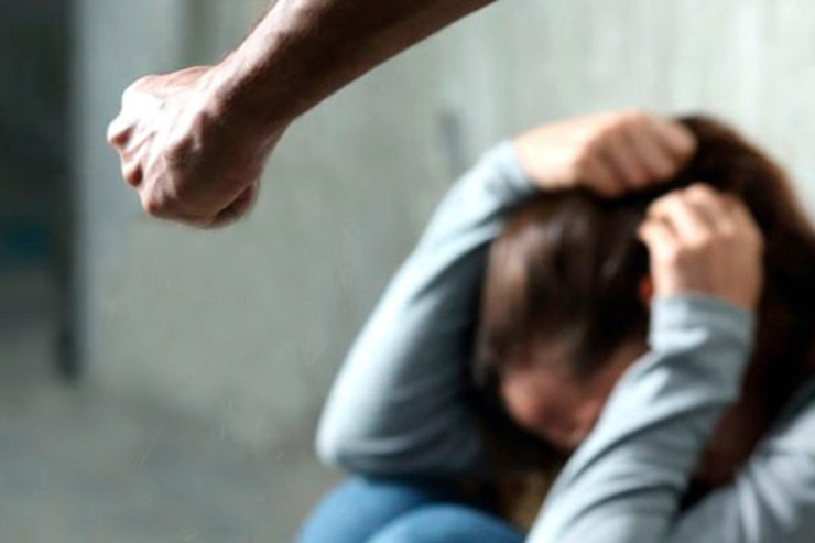 DƏHŞƏTLİ VİDEO:  qızına işgəncə verən ata həbs edildi - YENİLƏNİB 