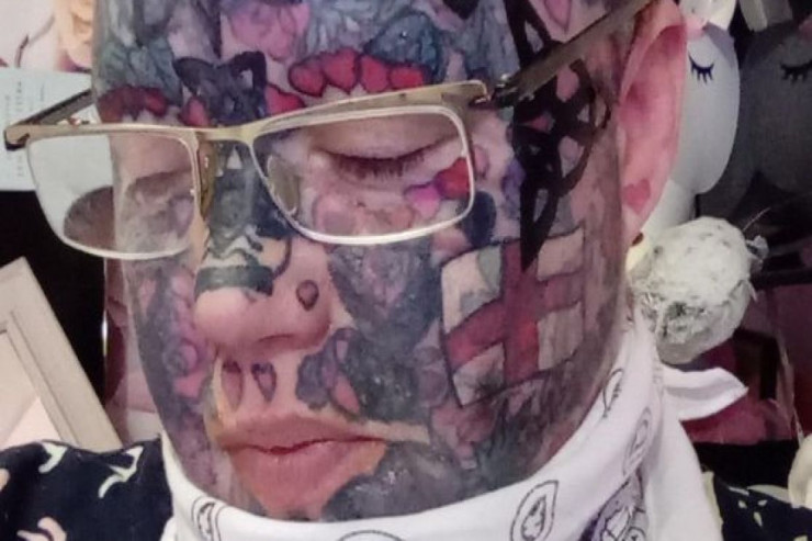  Döyməsinə görə   anasının dəfninə qoymadılar 