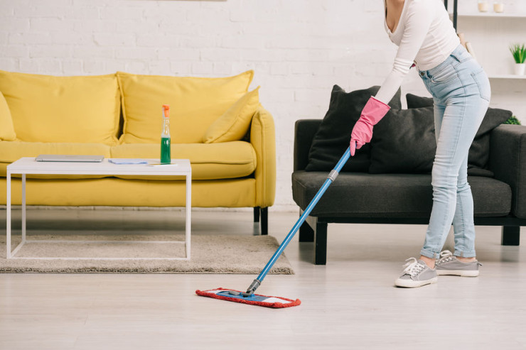 Artıq qalan yeməkləri yeyən xadimə işdən qovuldu 