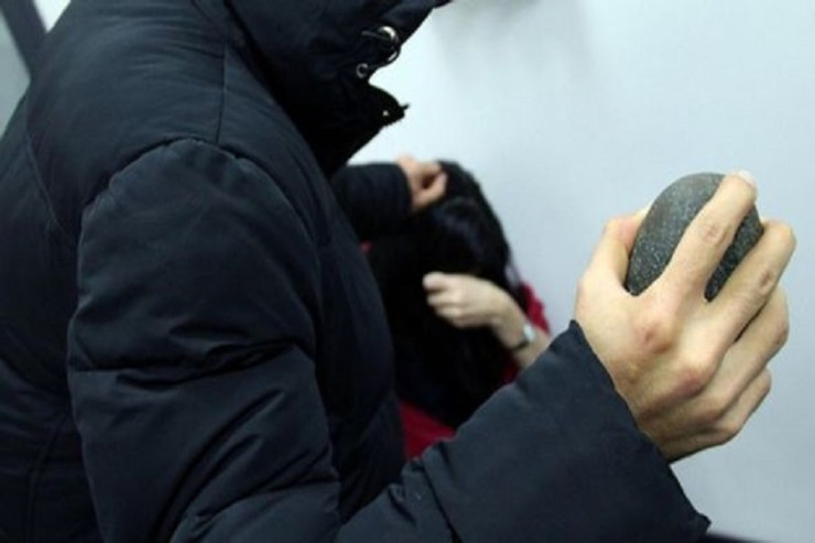 Azərbaycanda daha bir DƏHŞƏT:  ana uşağın başını daşla əzdi - VİDEO 