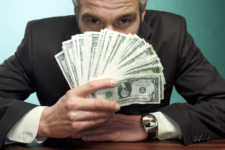 Dünyanın ən varlı adamlarından biri pulları ilə nə edəcəyini bilmir  