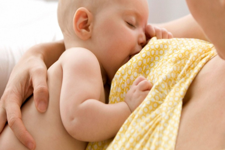 Paltardəyişmə otağında  körpəsini əmizdirən   qadın QOVULDU 