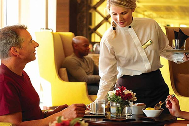 10 min dollar  bəxşiş alan ofisiant işdən qovuldu