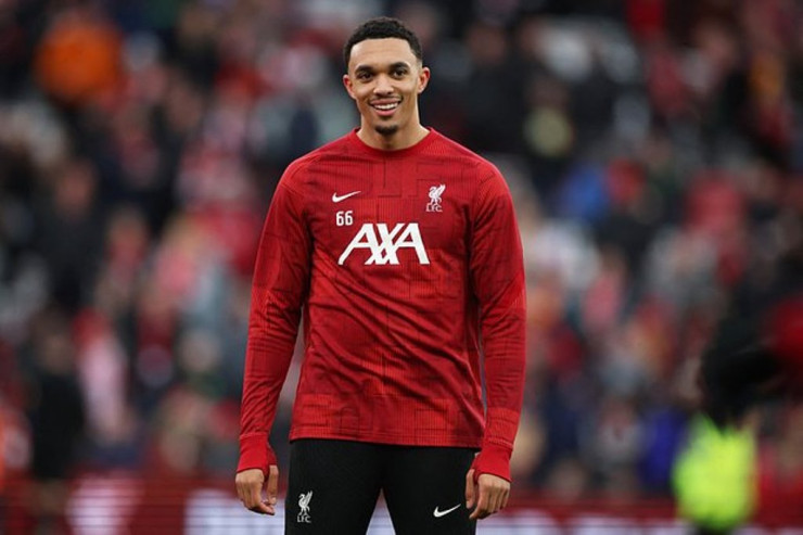 Futbolçu qadın azarkeşdən qorunmaq üçün  mühafizəçi tutdu - ŞOK