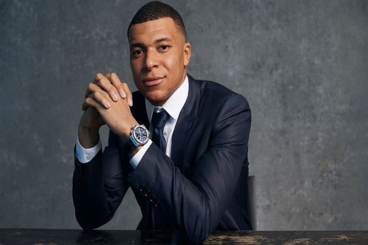 “Real”ın stadionunda Mbappenin  şəkli olan şərflər   satılır