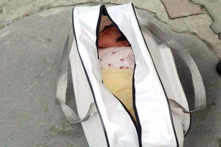 Körpəni çantaya qoyub qarğıdalı tarlasına  atdılar