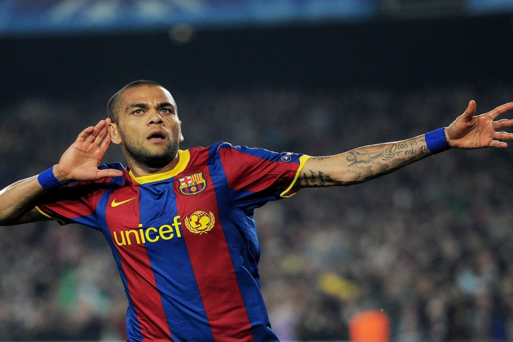 "Barselona" Alveşi bu statusdan məhrum etdi 