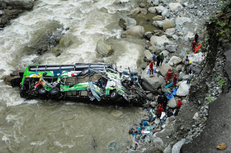 Avtobus körpüdən çaya aşdı, 30 ölü var 