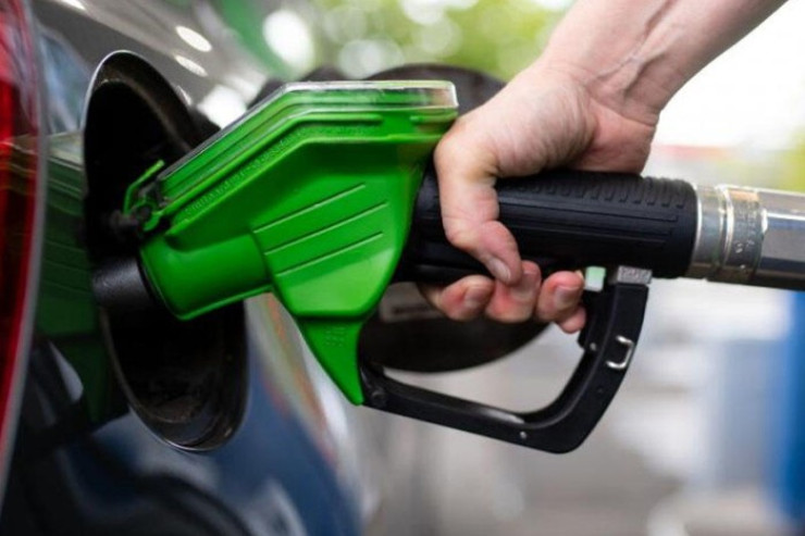 Benzin doldurub qapağını bağlamadı,  taxta ilə döydülər - Sumqayıtda ŞOK OLAY 