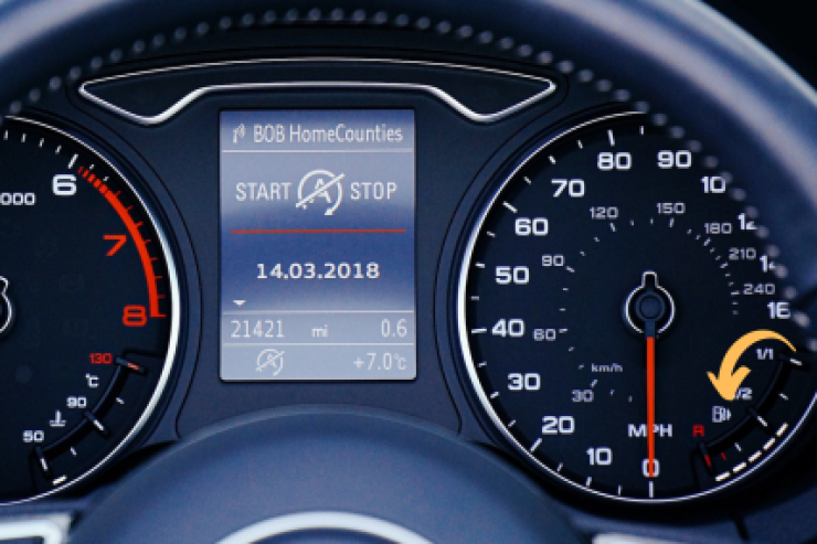 Avtomobildəki yanacaq səviyyəsi göstəricisindəki kiçik ox nədir?  