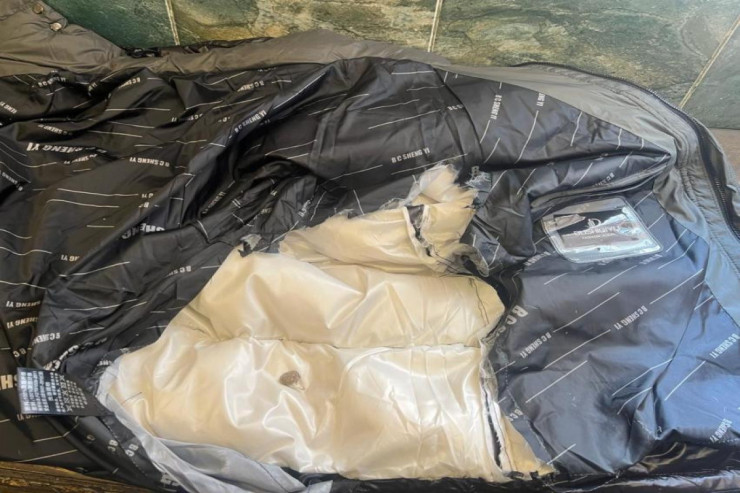 Qadın həbsdəki tanışına  gödəkçənin içində   narkotik gətirdi