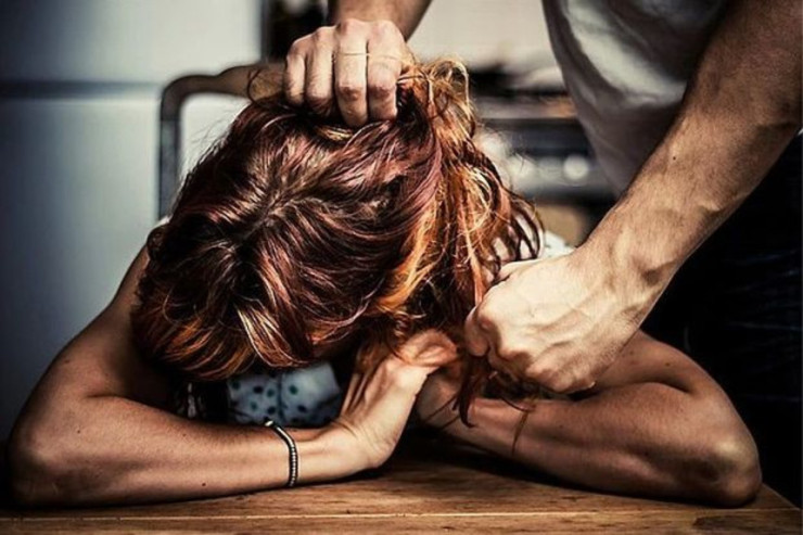 2 uşaq anası olan azərbaycanlı qadını döyüb qolunu qırdılar 