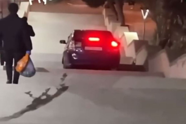 Bakıda "Prius" pilləkənlərlə yola düşdü - ŞOK VİDEO  - YENİLƏNİB 