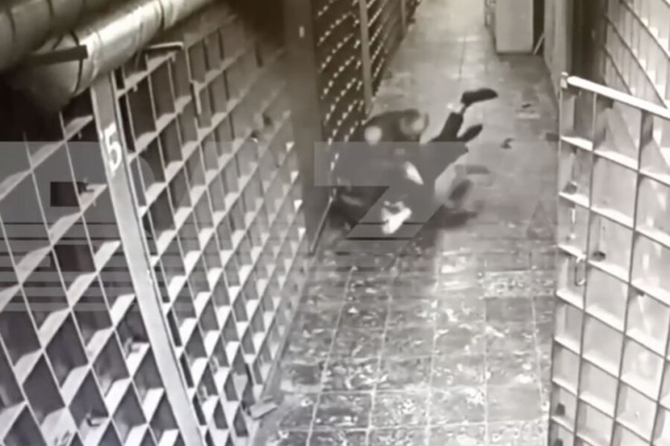 Boksçu yeni ilə görə polisi döyüb həbsxanadan qaçdı  - VİDEO 