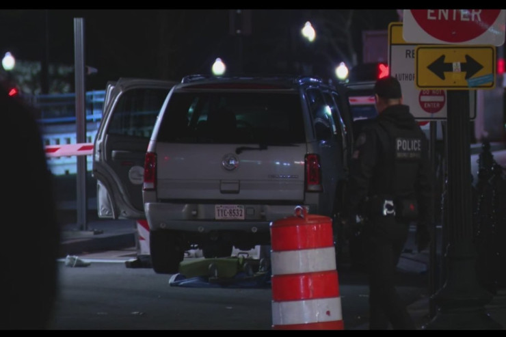 Maşın Ağ Evin hasarına çırpıldı