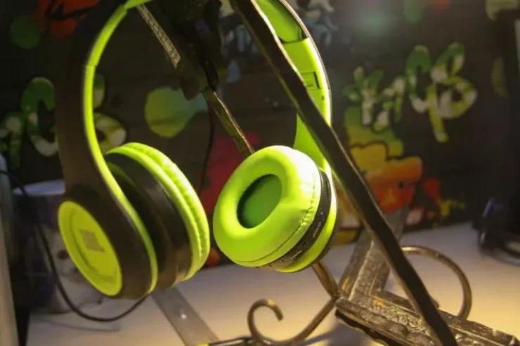 Bu 5 vərdiş  qulaqcıqlarınızı məhv edir