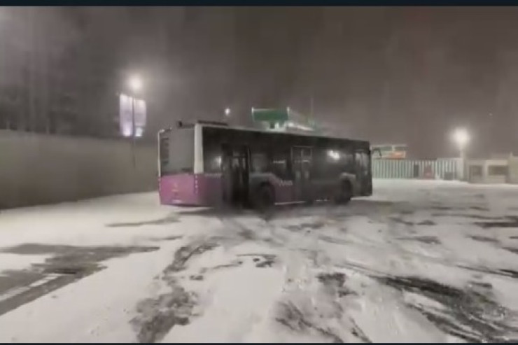 Bakıda maşrut avtobusu qarda şou göstərdi - TƏHLÜKƏLİ ANLAR - VİDEO 