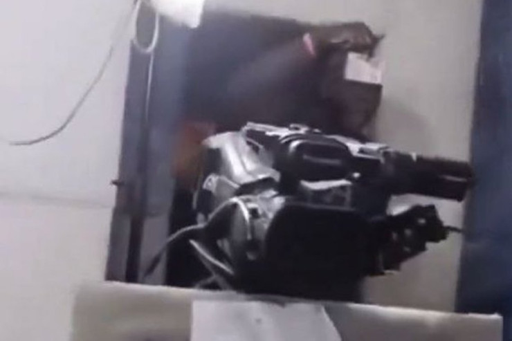 Polis canlı yayıma  basqın edib qonağı apardı