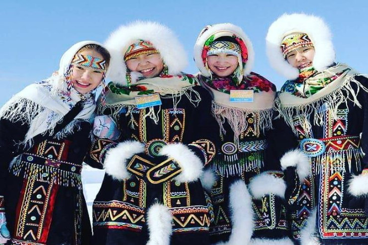 Onlar bir neçə kişiyə  ərə gedir,   qonaqlara peşkəş verilirlər