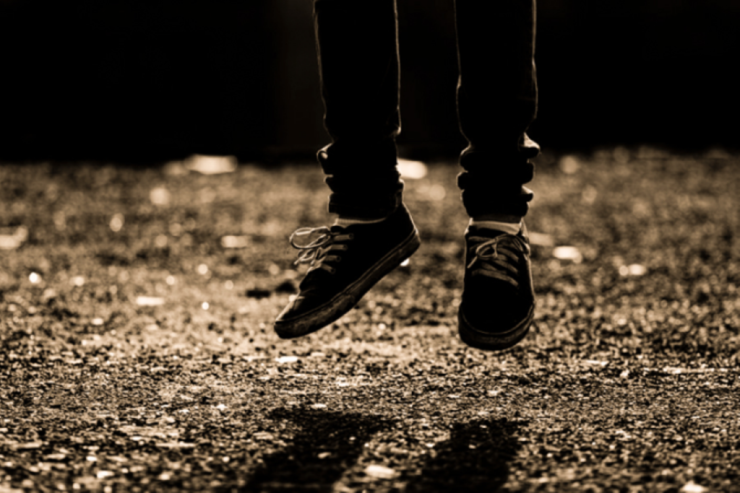 Bakıda  həyətdə asılmış   kişi meyiti tapıldı