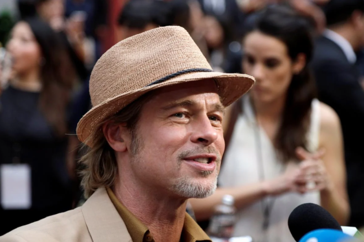  Bred Pitt   üzünə nə etdirib?