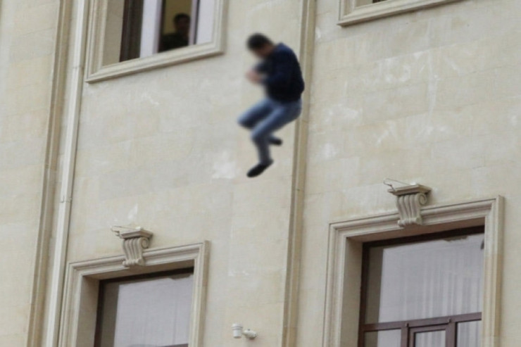 Özünü 11-ci mərtəbədən atan kişinin SON DURUMU:  süni tənəffüs aparatına qoşuldu - YENİLƏNİB 