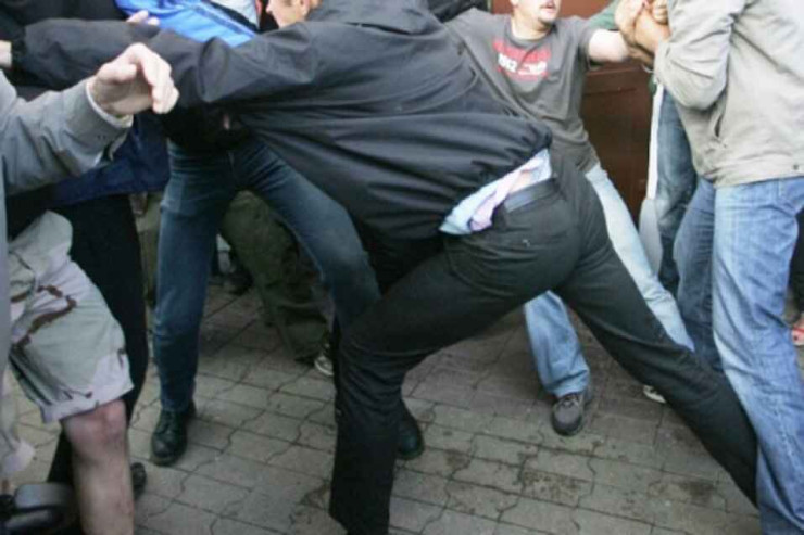 Bakıda KÜTLƏVİ DAVA:  bıçağı qarnına sancdı