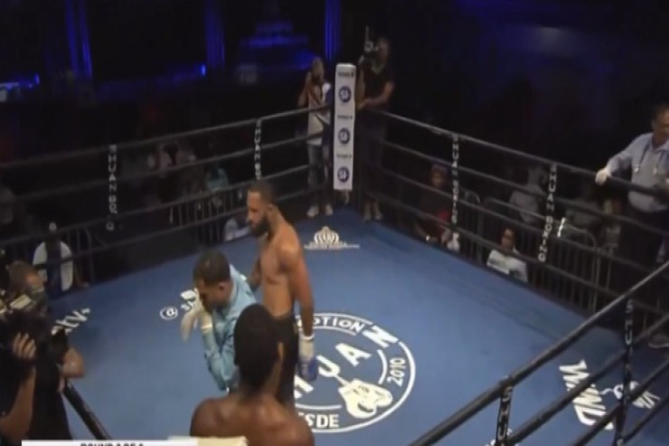 Məşhur boksçu hakimi döydü  - VİDEO 