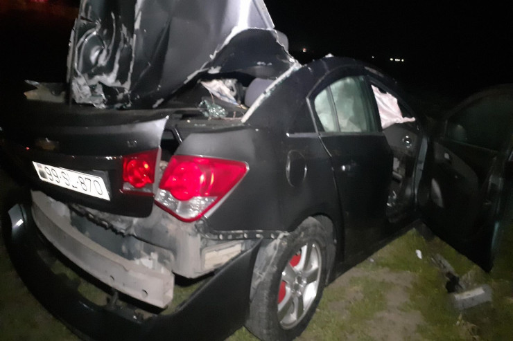 Şəkidə QƏZA : Maşın işıq dirəyinə çırpıldı, sürücü öldü