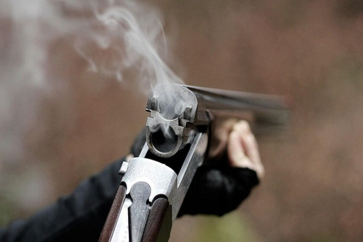 Azərbaycanda DƏHŞƏT:  Özünü ürəyindən güllələdi