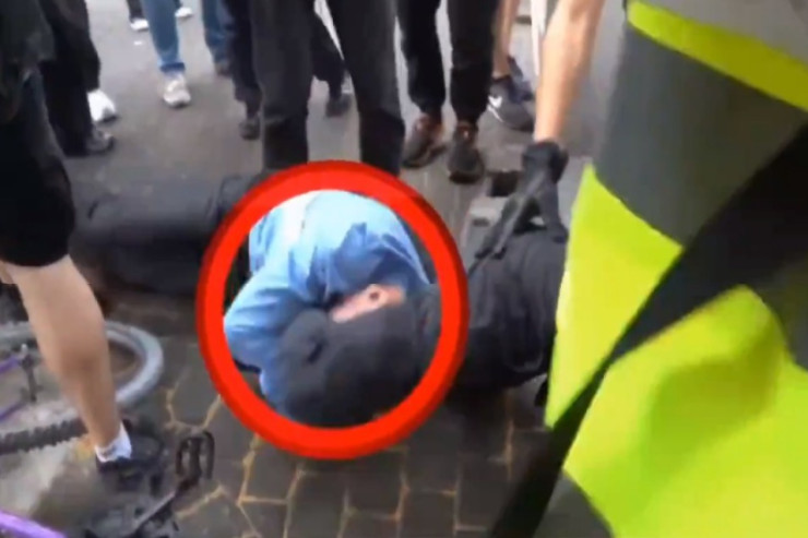 Siyasətçi etiraz edən şəxsin ayağını dişlədi - VİDEO 