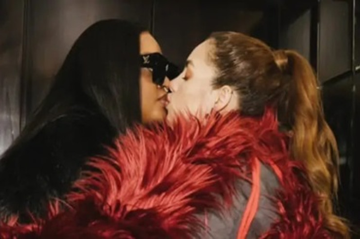 Bu ölkə prezidentinin qızı model rəfiqəsi ilə sevişir 