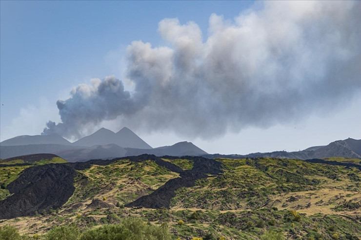 İtaliyadakı Etna vulkanı kül və lava püskürməyə  davam edir