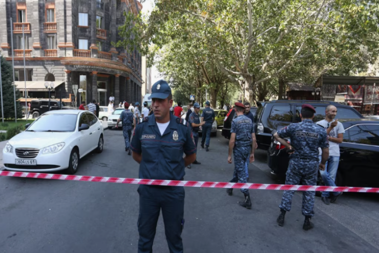 Paşinyanın partiyasının ofisi yaxınlığında ATIŞMA 