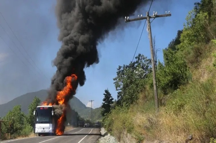 Sərnişin avtobusu yanıb kül oldu