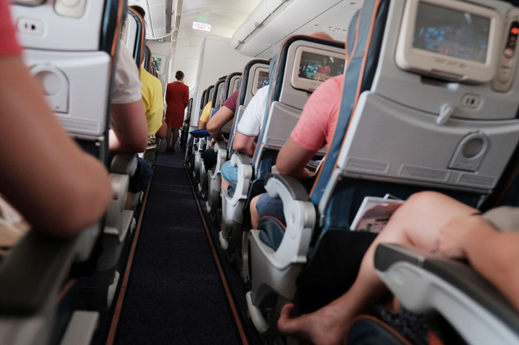 Təyyarədə oturacaq dəyişdirməyi   tələb etməyin TƏRBİYƏSİZLİYİ