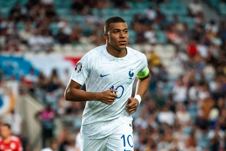 Futbol klubu almaq  istəyir