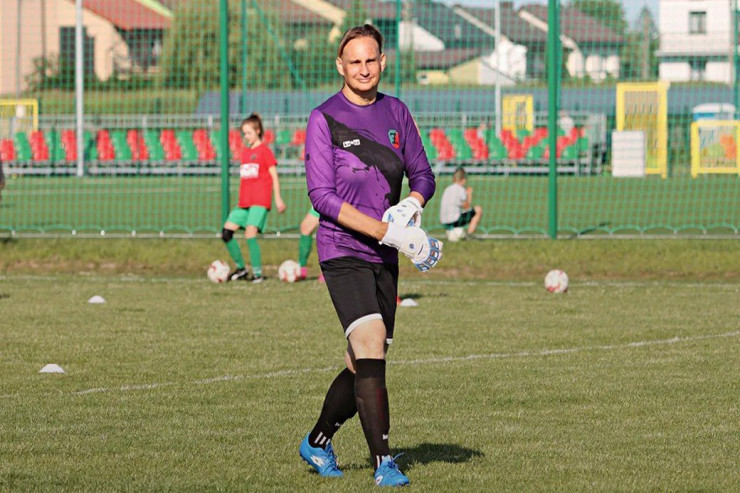 Qadın komandasının qapıçısı kişi çıxdı:  Keçmiş polis həm də cinayətkar  imiş