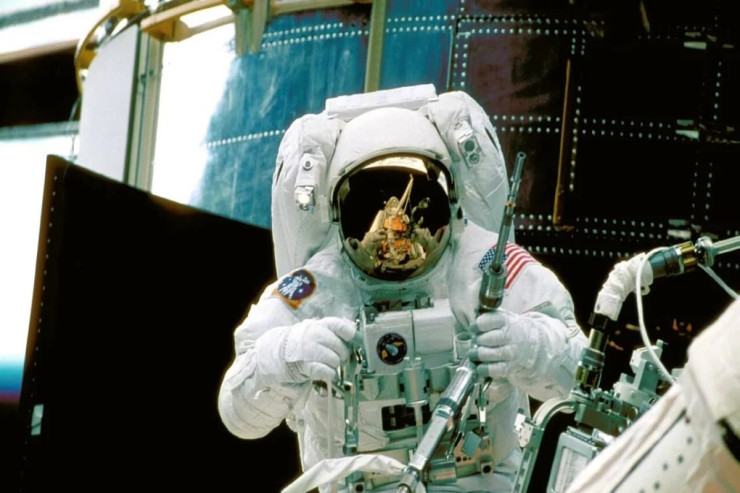 Yeni kosmik kostyum təqdim edildi - Sidiyi içməli suya çevirir 