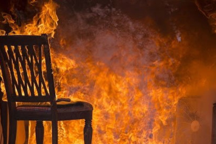 Bakıda 70 yaşlı qadın evdə yanaraq öldü 