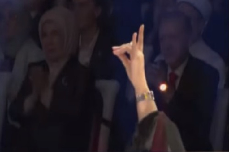 Azərin “bozqurd” işarəsi göstərdi, Ərdoğan alqışladı - VİDEO 