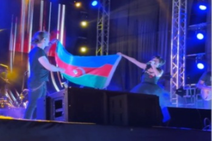 Məşhur müğənni səhnədə Azərbaycan bayrağını dalğalandırdı - VİDEO 