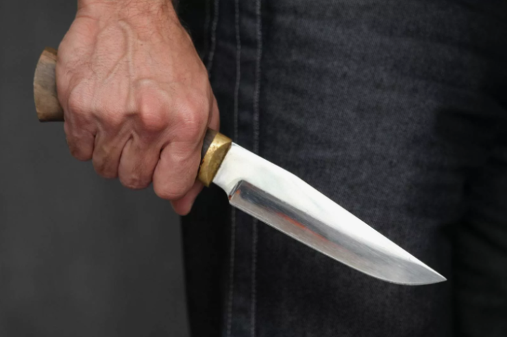 Bıçaqla silahlanan şəxs polisə HÜCUM ETDİ 