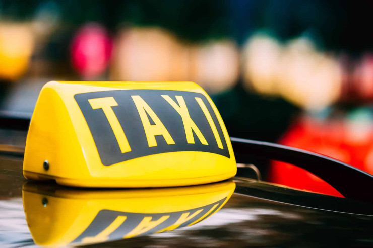 Kürdəmirdə sürücü qadın sərnişini döyüb qarət etdi 