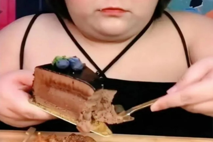 Çinli fenomen canlı yayımda yemək yeməkdən öldü 