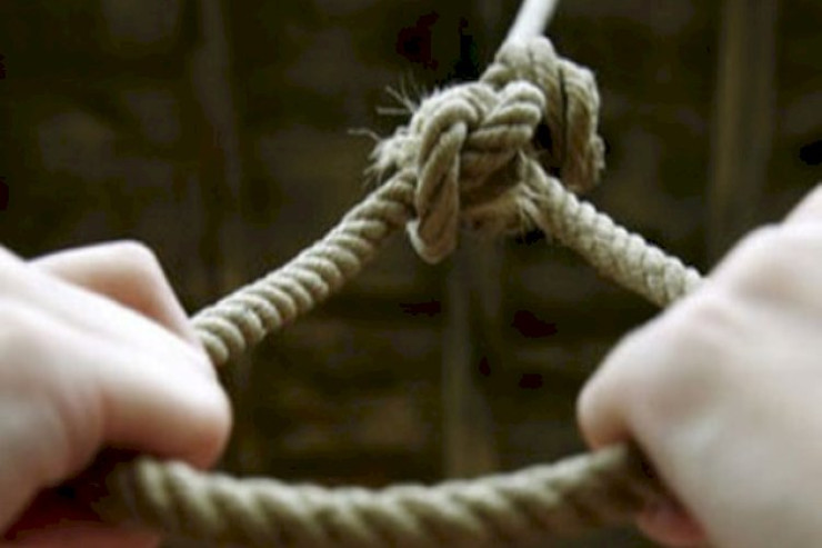 20 yaşlı oğlan tövlədə özünü asdı 