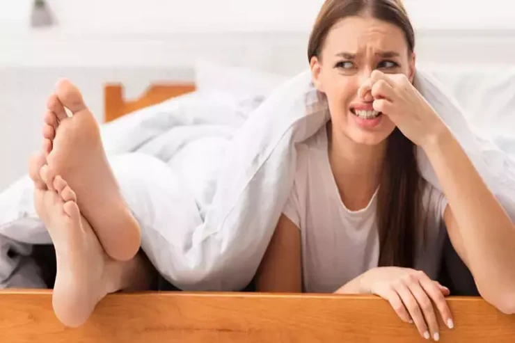 Ayaq qoxusunu yox etmək üçün 5 SADƏ ÜSUL 